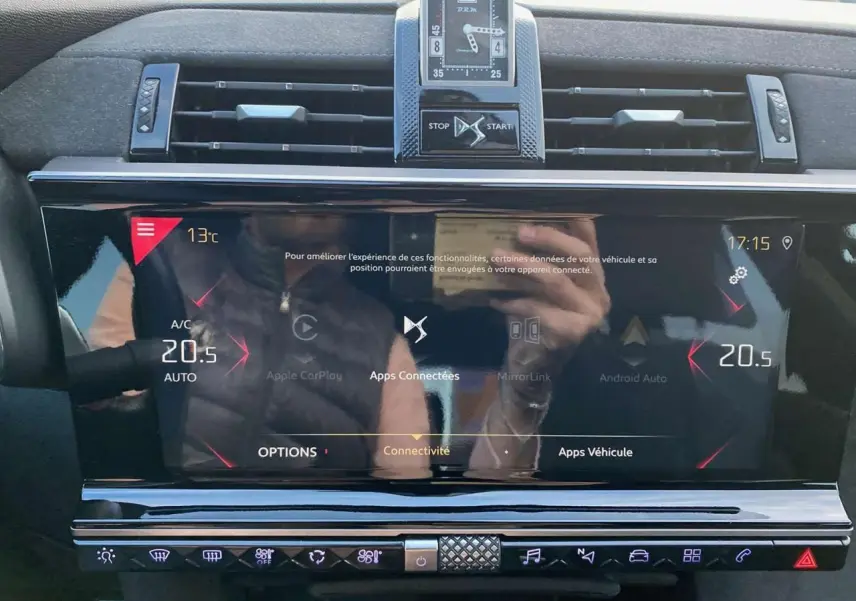 Tableau de bord du DS7 Crossback 2018 gris foncé, vue frontale sur l'écran tactile et horloge centrale élégante.