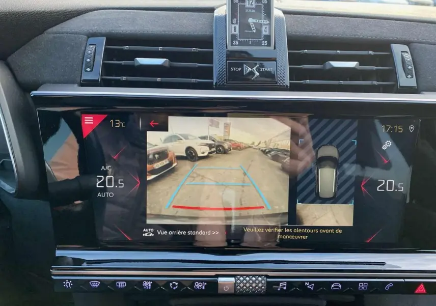 Écran central du DS7 Crossback gris foncé 2018 montrant la caméra de recul et l'affichage de la climatisation à 20,5°C.