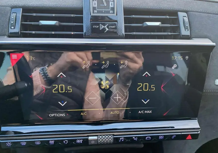 Écran tactile de la climatisation du DS7 Crossback gris foncé, affichant 20,5°C en mode automatique.