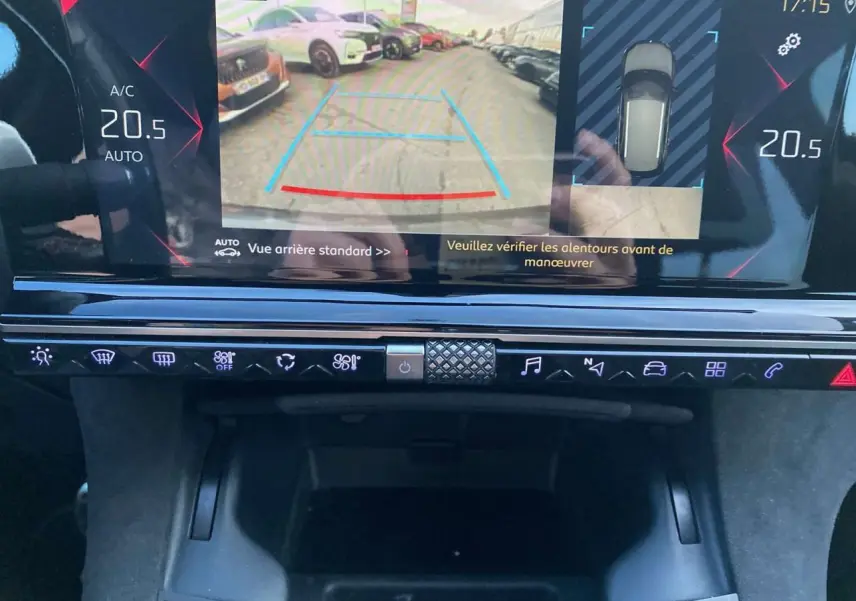 Vue de l'écran intérieur du DS7 Crossback gris foncé 2018 montrant la caméra de recul et les commandes tactiles.