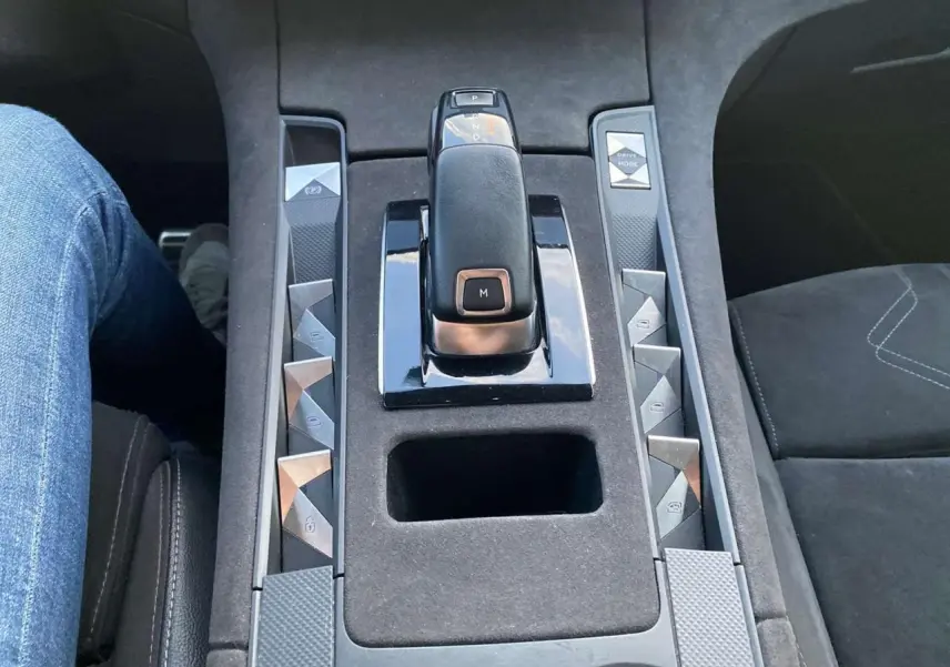 Gros plan sur la console centrale du DS7 Crossback 2018 gris foncé, mettant en valeur le levier de vitesses et les commandes en losange.