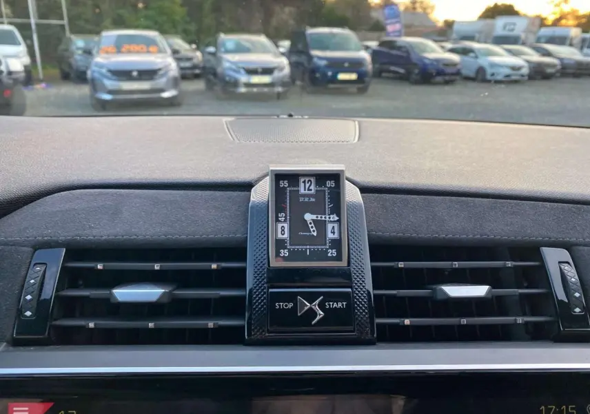 Horloge analogique centrale avec bouton start/stop sur tableau de bord du DS7 Crossback gris foncé 2018.