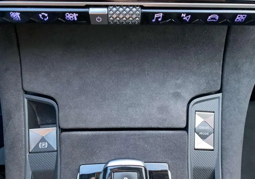 Vue rapprochée de la console centrale du DS7 Crossback gris foncé, avec commandes électroniques et finition Performance Line.