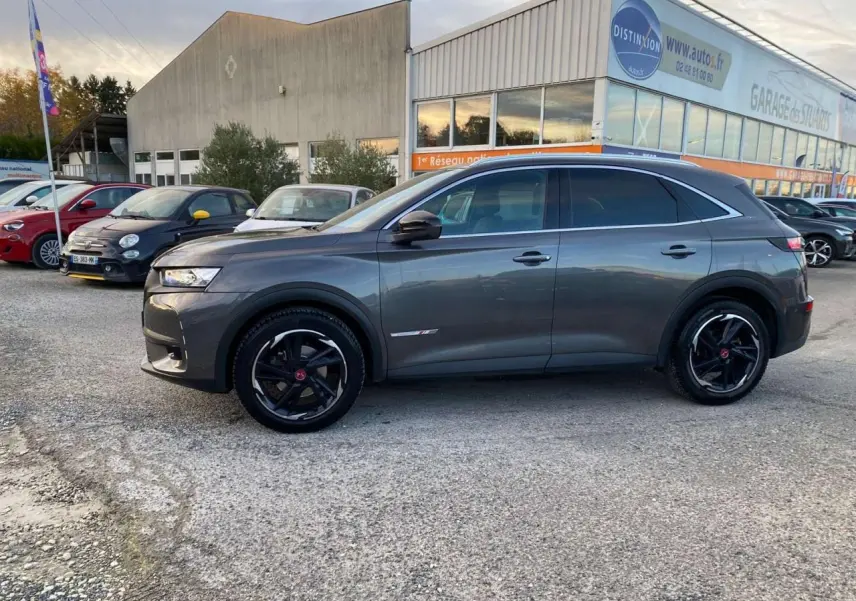 DS7 Crossback gris foncé vu de profil côté gauche, avec jantes noires et détails Performance Line visibles.