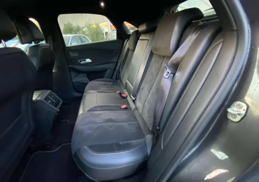 Vue intérieure sur les sièges arrière en cuir noir du DS7 Crossback gris foncé, mettant en valeur l'espace et les finitions raffinées.