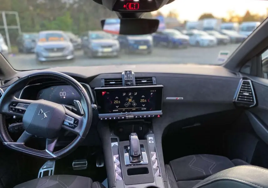 Vue intérieure avant du DS7 Crossback gris foncé 2018, avec tableau de bord numérique et console centrale moderne.