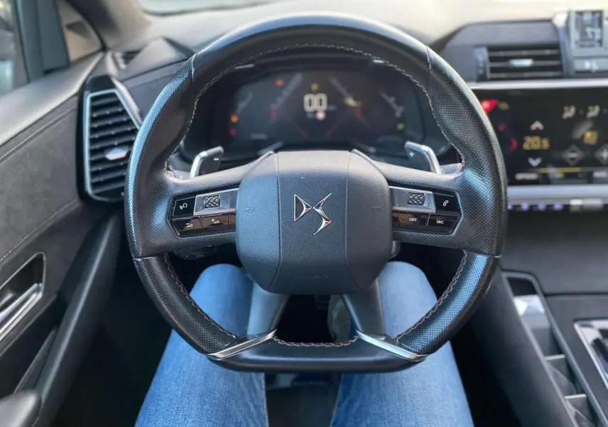 Vue intérieure centrée sur le volant noir du DS7 Crossback 2018, avec tableau de bord et commandes visibles.