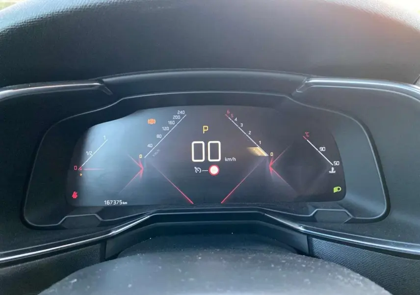 Tableau de bord numérique du DS7 Crossback gris foncé 2018, affichant vitesse à 0 km/h et compte-tours au ralenti.