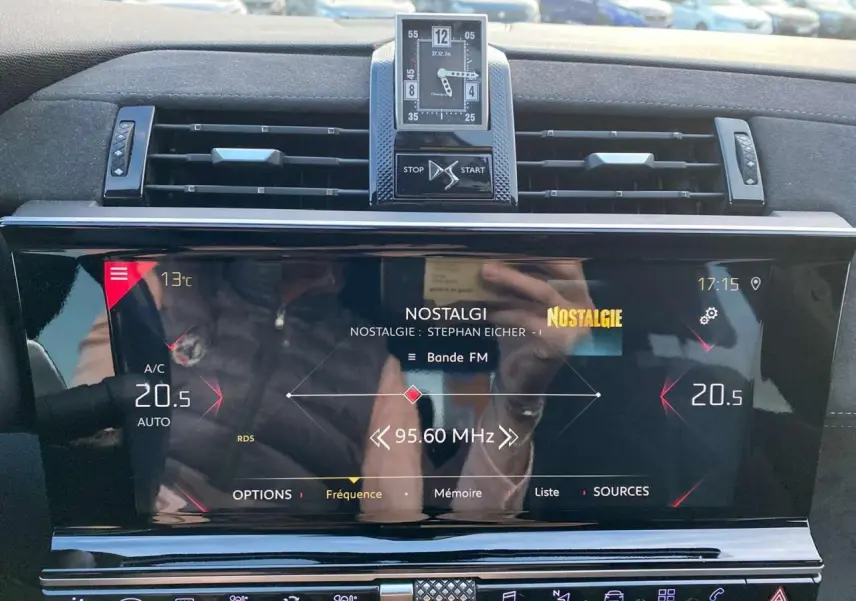 Tableau de bord du DS7 Crossback 2018 gris foncé, affichage tactile radio FM et horloge digitale centrale.