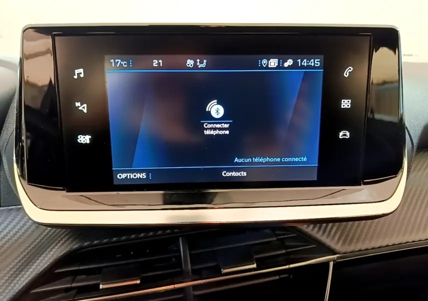 Écran tactile central du tableau de bord du Peugeot 2008 1.5 BlueHDi blanc, affichage Bluetooth actif.