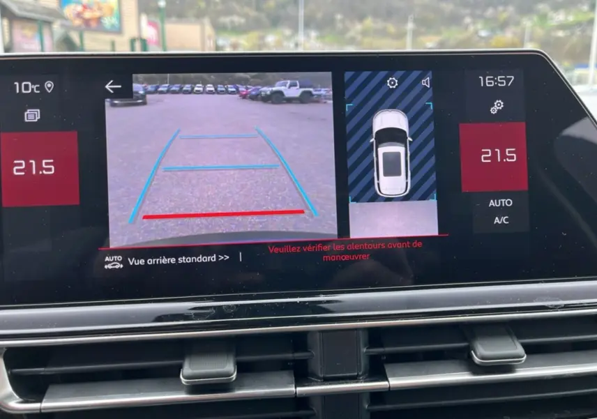 Écran tactile du tableau de bord du Citroën C5 Aircross Hybrid 145 en vue intérieure, affichant la caméra de recul.