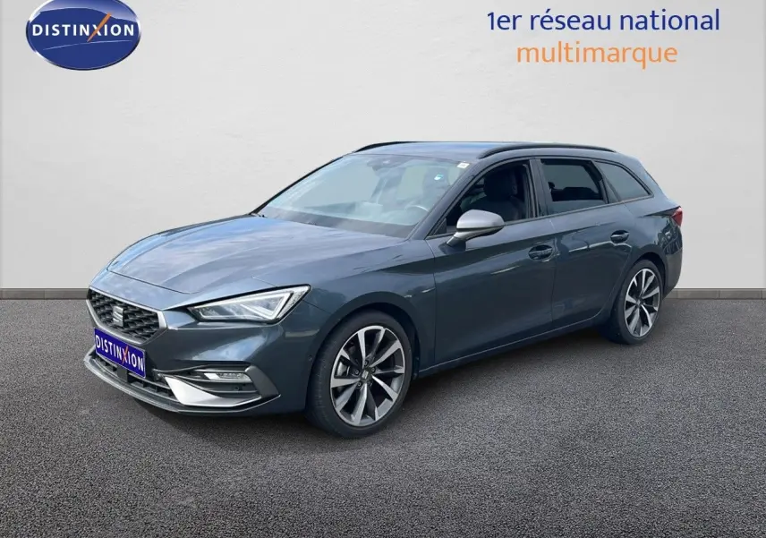 SEAT LEON ST 1.5 TSI 150CH FR gris magnétique métal en 3/4 avant droit avec jantes alliage et calandre distinctive.