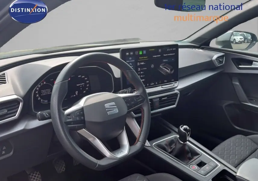 Intérieur du SEAT LEON ST 1.5 TSI 150CH FR Special Edition 2025, vue du poste de conduite avec volant multifonction et boîte manuelle.
