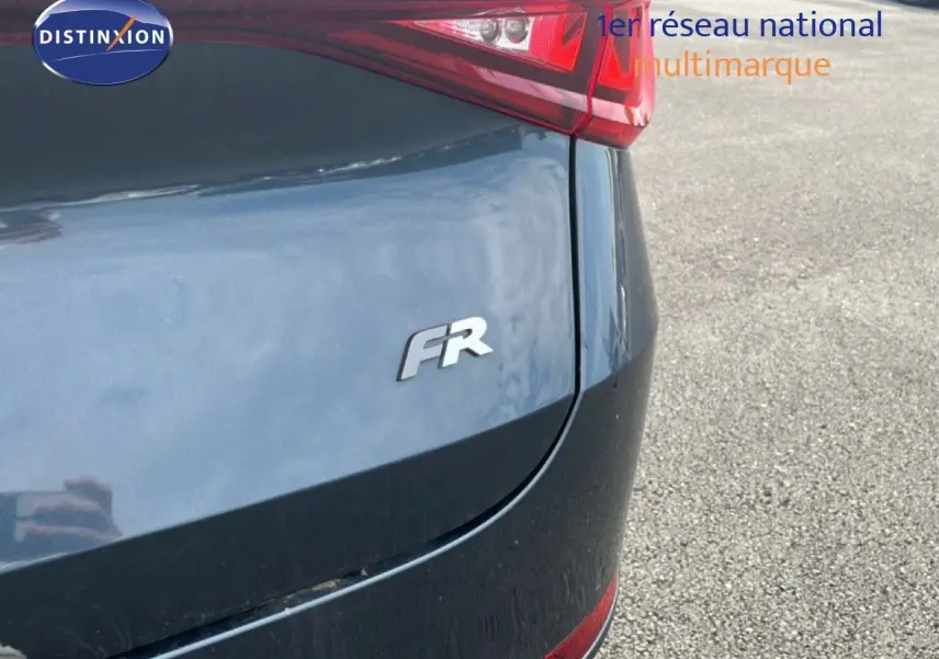 Gros plan sur l’arrière droit gris magnétique métallisé d’un SEAT LEON ST 1.5 TSI FR, avec logo FR et feu arrière visible.