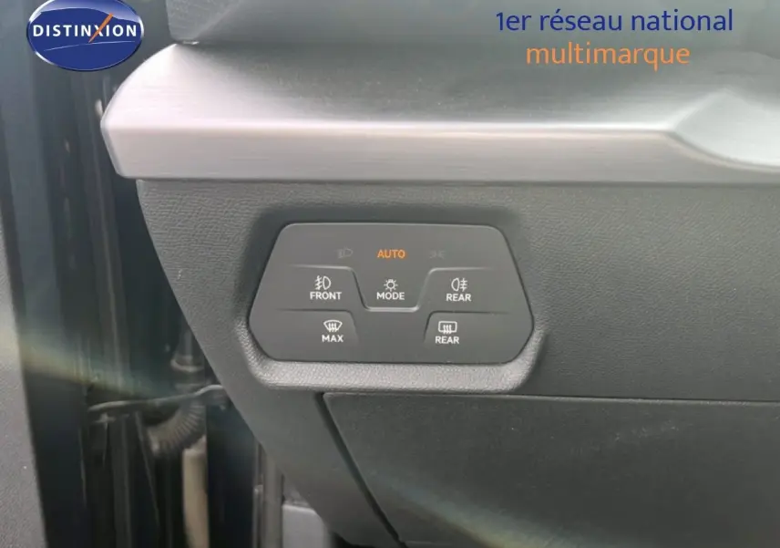 Détail du tableau de bord avec commandes d'éclairage et désembuage sur SEAT LEON ST gris magnétique 2025.