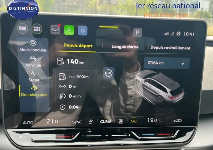 Écran tactile intérieur du SEAT LEON ST 2025 montrant les données de conduite et la température ambiante.
