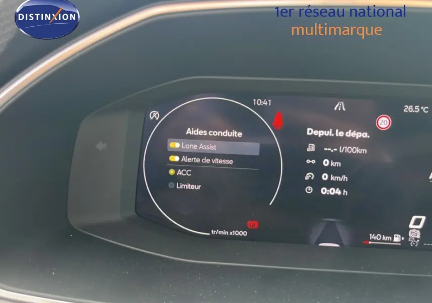 Tableau de bord numérique du SEAT LEON ST 2025 montrant les aides à la conduite et informations de trajet.