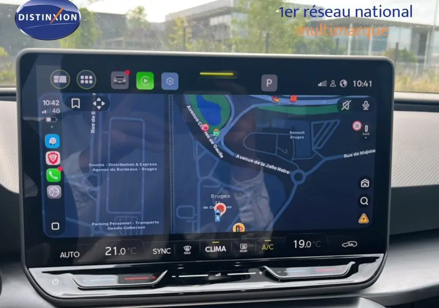 Écran tactile central du tableau de bord du SEAT LEON ST 2025, affichant la navigation et la climatisation digitale.
