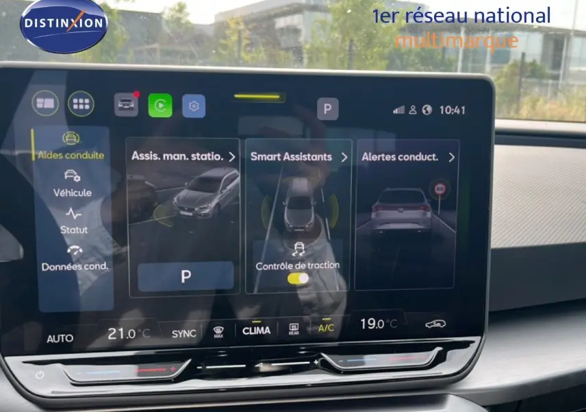 Écran tactile intérieur du SEAT LEON ST 1.5 TSI 150CH FR gris magnétique, affichant les aides à la conduite.