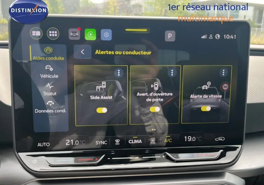 Écran tactile intérieur de la SEAT LEON ST 1.5 TSI 2025 affichant les alertes au conducteur, vue frontale.