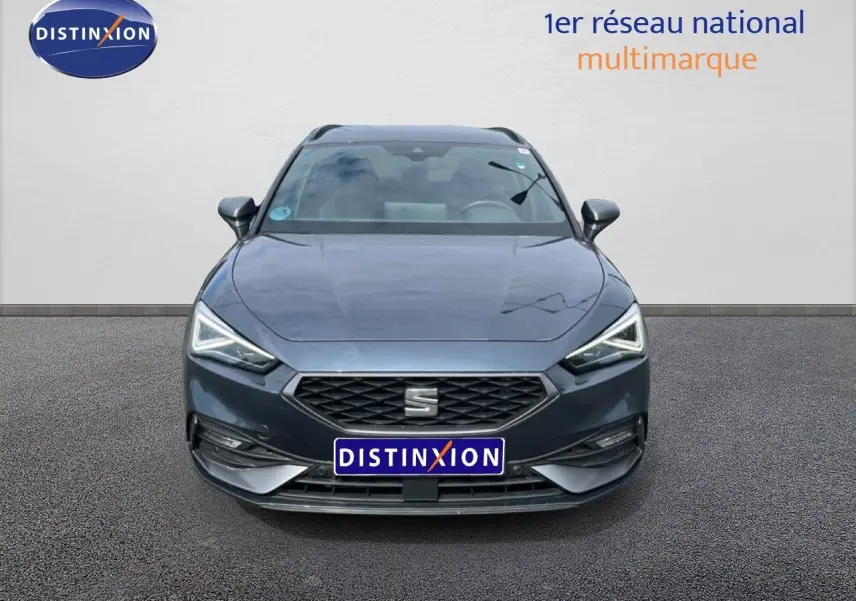 Vue frontale d'une SEAT LEON ST 1.5 TSI 150CH FR Special Edition gris magnétique métal avec calandre noire et feux LED allumés.