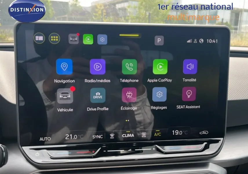 Écran tactile central de la SEAT LEON ST 2025, affichant les options de navigation et multimédia, intérieur gris noir.