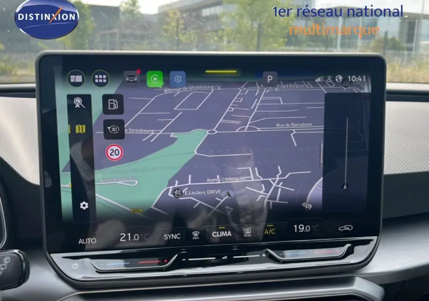 Écran tactile central du tableau de bord du SEAT LEON ST 2025, affichant la navigation GPS en mode jour.