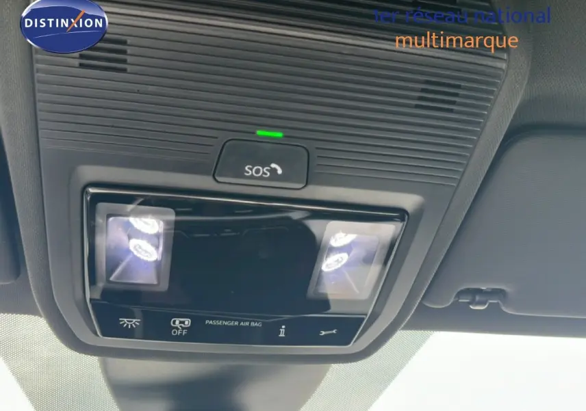 Vue intérieure en gros plan du plafonnier avec éclairages et bouton SOS de la SEAT LEON ST gris magnétique 2025.
