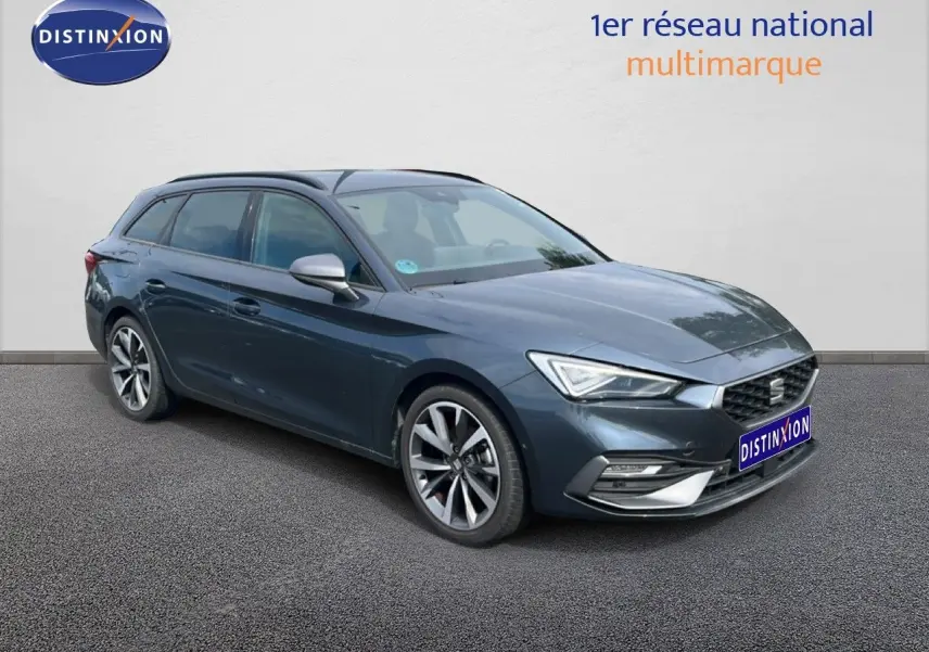 SEAT Leon ST gris magnétique métal vue 3/4 avant droit avec jantes alliage et calandre distinctive.