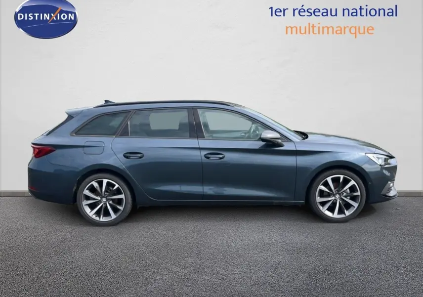 Profil droit d'une SEAT LEON ST 1.5 TSI 150CH FR Special Edition gris magnétique métal avec jantes alliage.