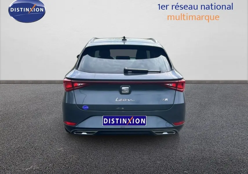 Vue arrière d'une SEAT Leon ST 1.5 TSI FR gris magnétique métal, avec feux LED et double sortie d'échappement.