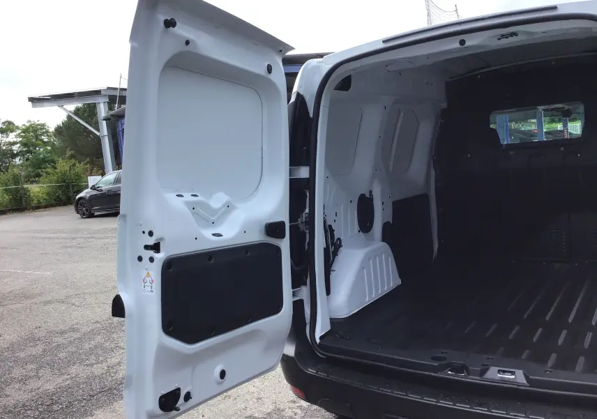 Vue arrière ouverte du Renault Express Van blanc 2024, montrant l'espace de chargement avec plancher en PVC et cloison séparatrice.