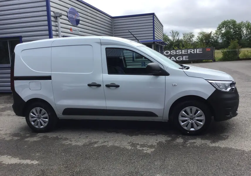 Vue de profil côté droit d'un Renault Express Van blanc 2024 avec protections noires sur les pare-chocs et bas de caisse.