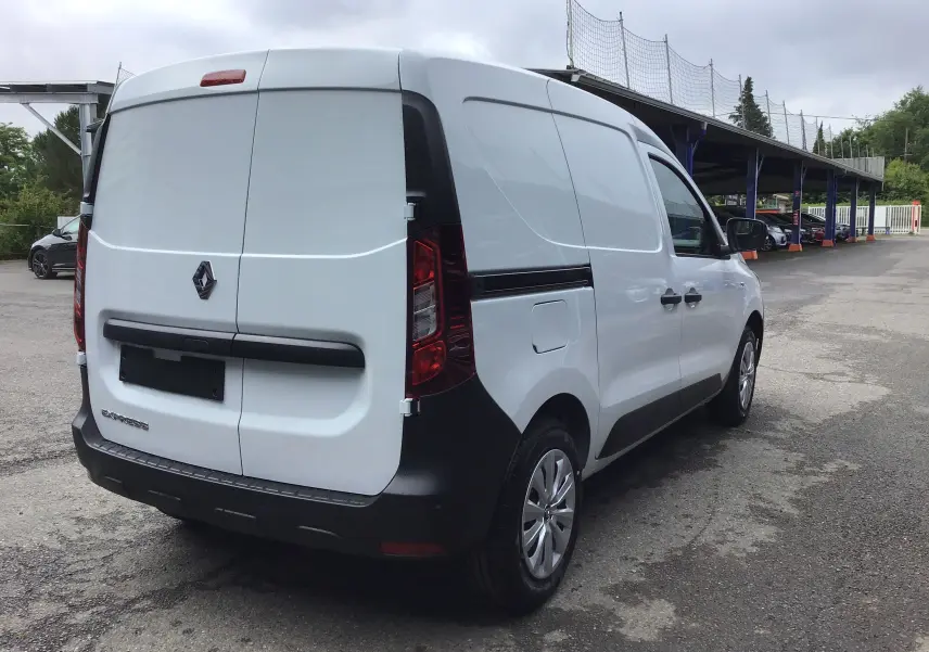 Renault Express Van blanc vu en 3/4 arrière droit, avec portes arrière battantes et protections noires contrastantes.