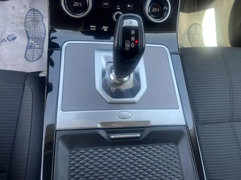 Le levier de vitesses automatique central du Range Rover Evoque 2019, avec console noire et inserts métal.