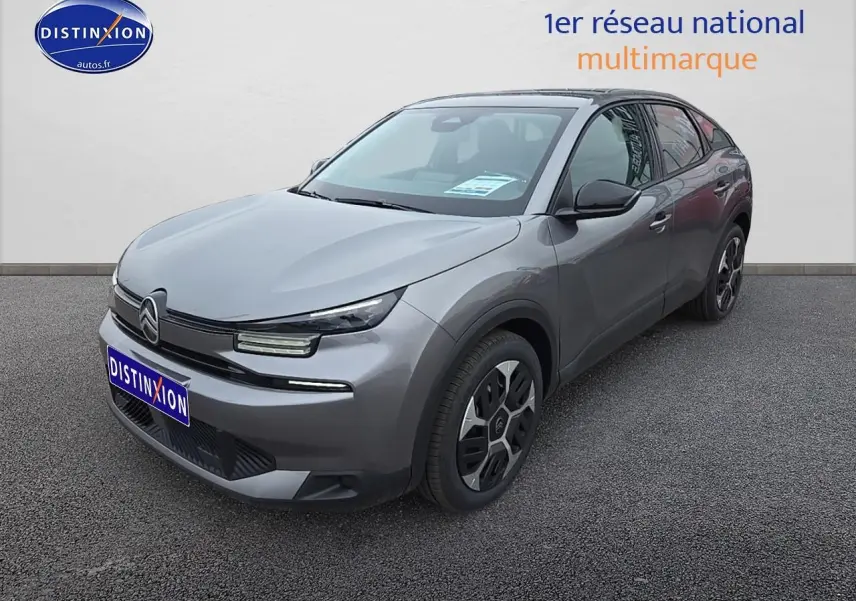 Citroën C4 1.2 hybride gris mercury vue 3/4 avant avec jantes Aerotech et coques de rétroviseurs noires.