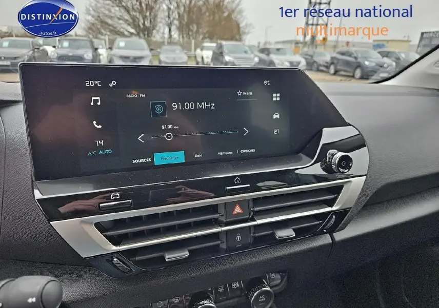 Tableau de bord de Citroën C4 gris mercury 2025, vue centrale sur écran tactile et aérateurs horizontaux.