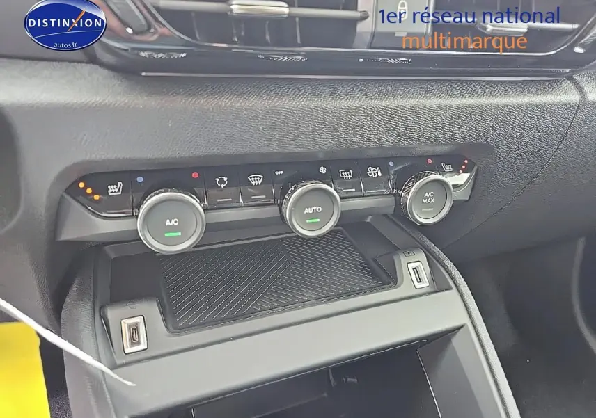 Détail de la console centrale avec commandes climatisation et prises USB dans une Citroën C4 gris mercury 2025.