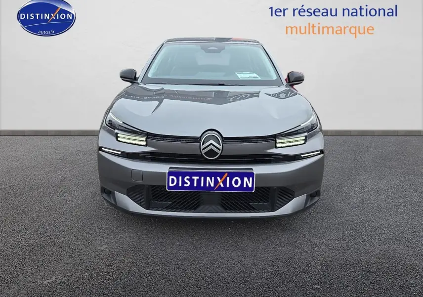 Citroën C4 gris mercury vue de face avec phares LED distinctifs et calandre noire brillante.