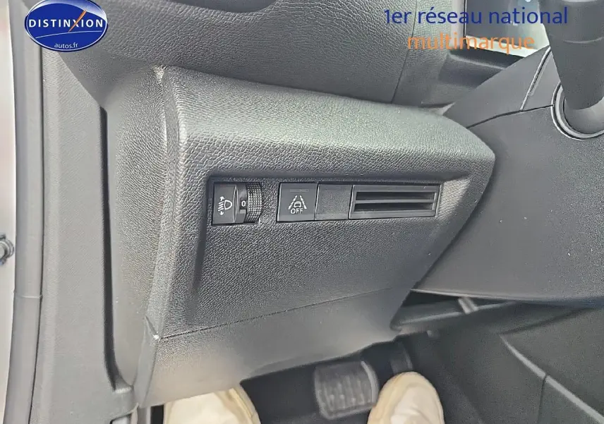 Détail du tableau de bord côté gauche avec commandes d'éclairage et aérateur sur Citroën C4 gris mercury 2025.