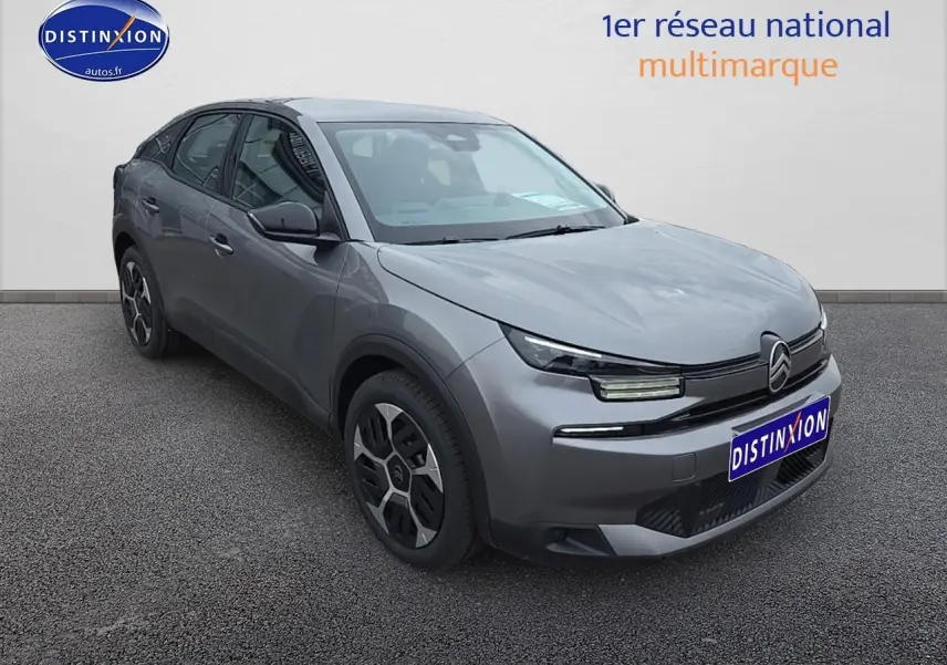 Citroën C4 hybride gris mercury vue 3/4 avant droit avec feux LED et jantes spécifiques aérotech.