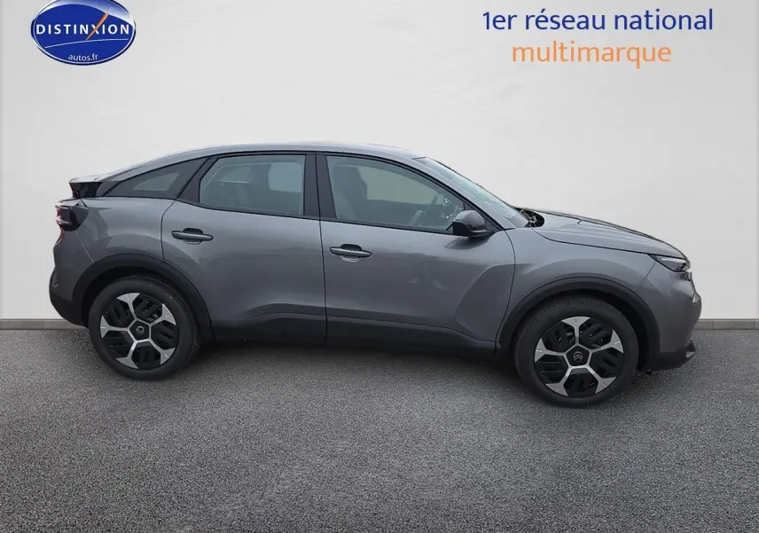 Profil côté droit d'une Citroën C4 gris mercury 2025 avec jantes 18 pouces et coques de rétroviseurs noir brillant.