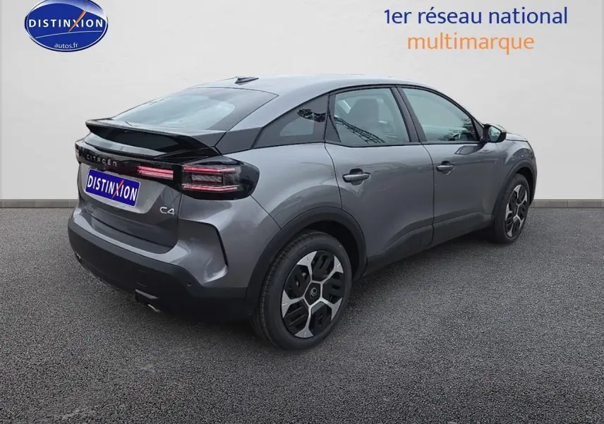 Vue 3/4 arrière droite d'une Citroën C4 gris mercury avec feux LED et jantes stylées sur sol gris.