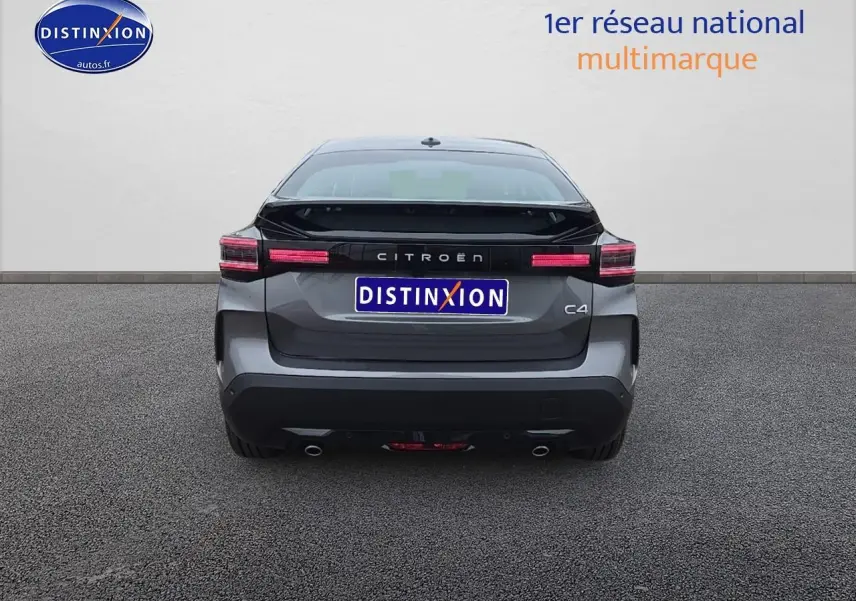 Vue arrière d'une Citroën C4 gris mercury 2025 avec feux LED et double sortie d'échappement visible.