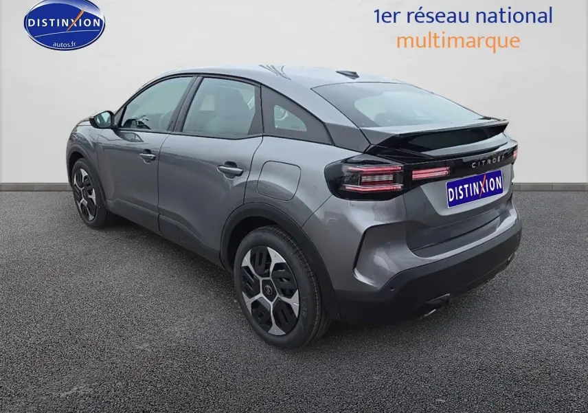 Vue 3/4 arrière droite d'une Citroën C4 gris mercury avec feux LED et jantes 18 pouces Aerotech.