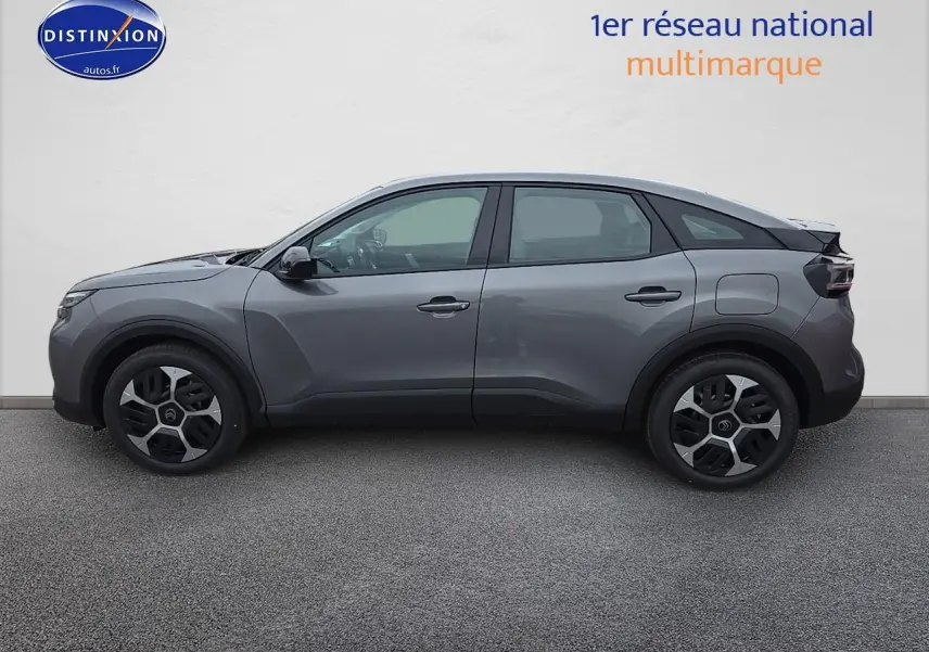 Profil côté gauche d'une Citroën C4 1.2 hybride 136 plus gris mercury avec jantes 18 pouces et coques de rétroviseurs noir brillant.