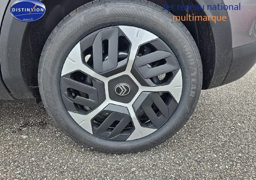 Gros plan sur la roue avant gauche gris mercury d'une Citroën C4 1.2 hybride 136 plus avec jante Aerotech 18 pouces.