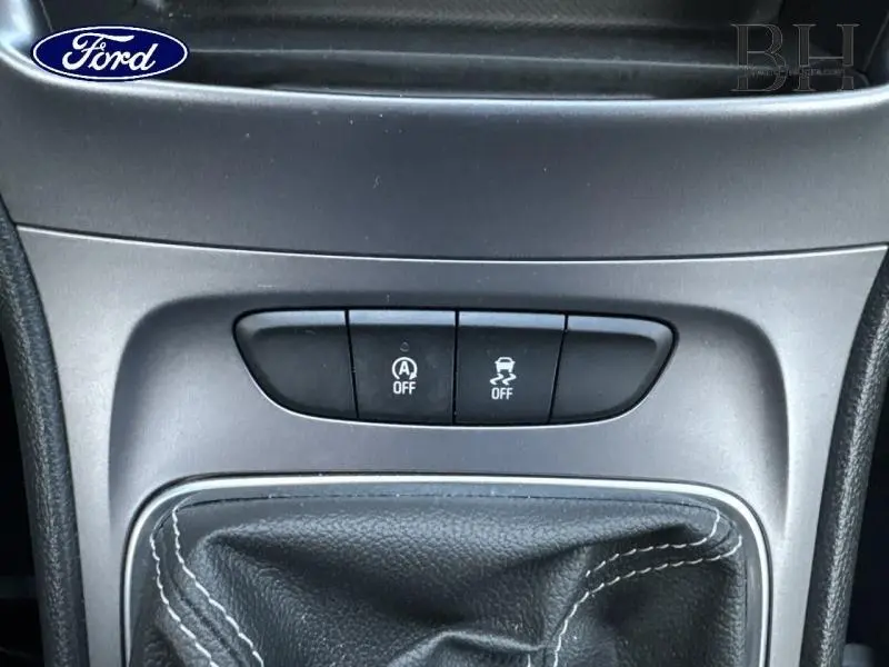 Console centrale avec boutons de désactivation du démarrage auto et de l'ESP, sur Opel Astra gris Mineral, vue rapprochée intérieure.
