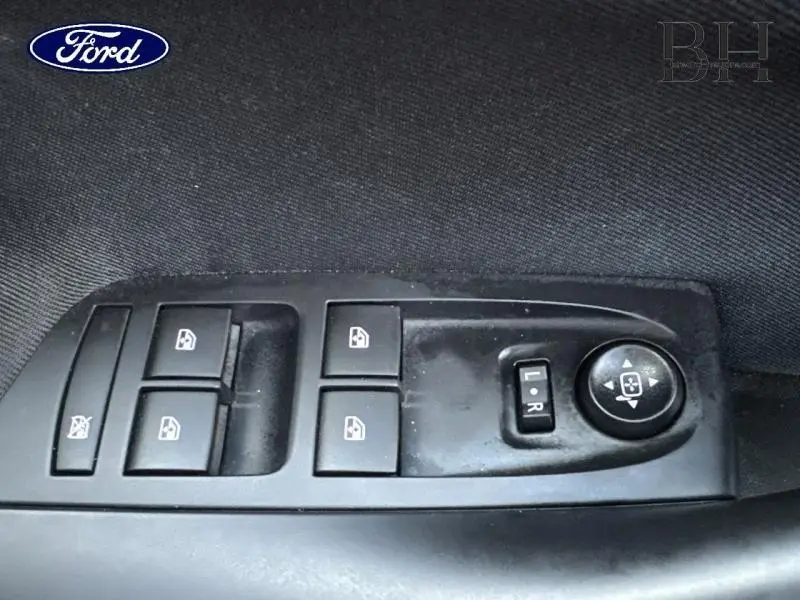 Panneau de commandes des vitres et rétroviseurs côté gauche intérieur d'une Opel Astra gris Minéral 2020.