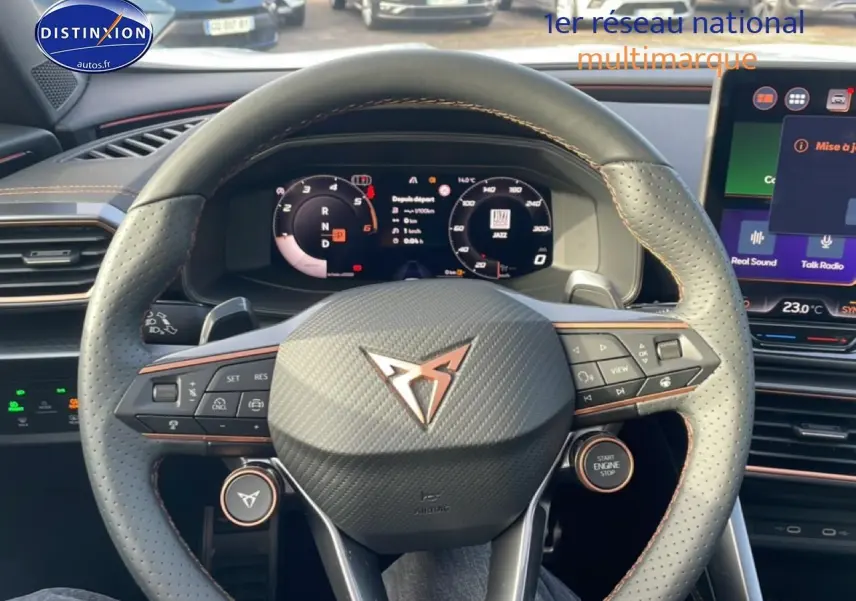 Vue rapprochée du volant cuir perforé et du tableau de bord numérique du CUPRA Formentor 2.0 TDI blanc Nevada.